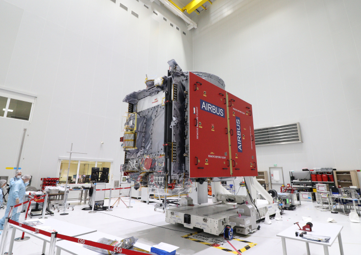 Instrument cleaning and functional tests of JUICE spacecraft at Guiana Space Centre.